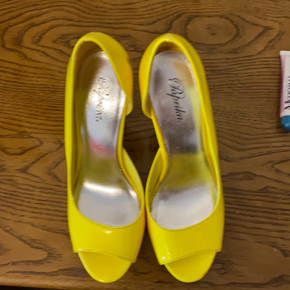 Paprika yellow heels